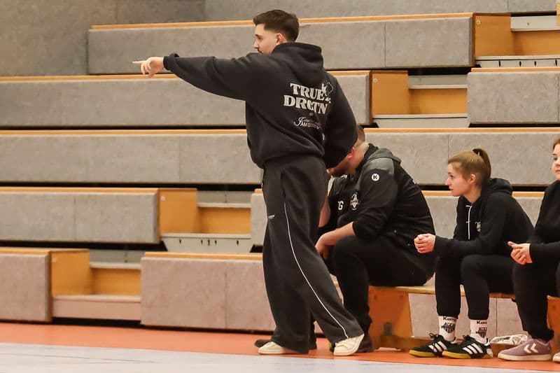 Tim als Handballtrainer an der Seitenlinie